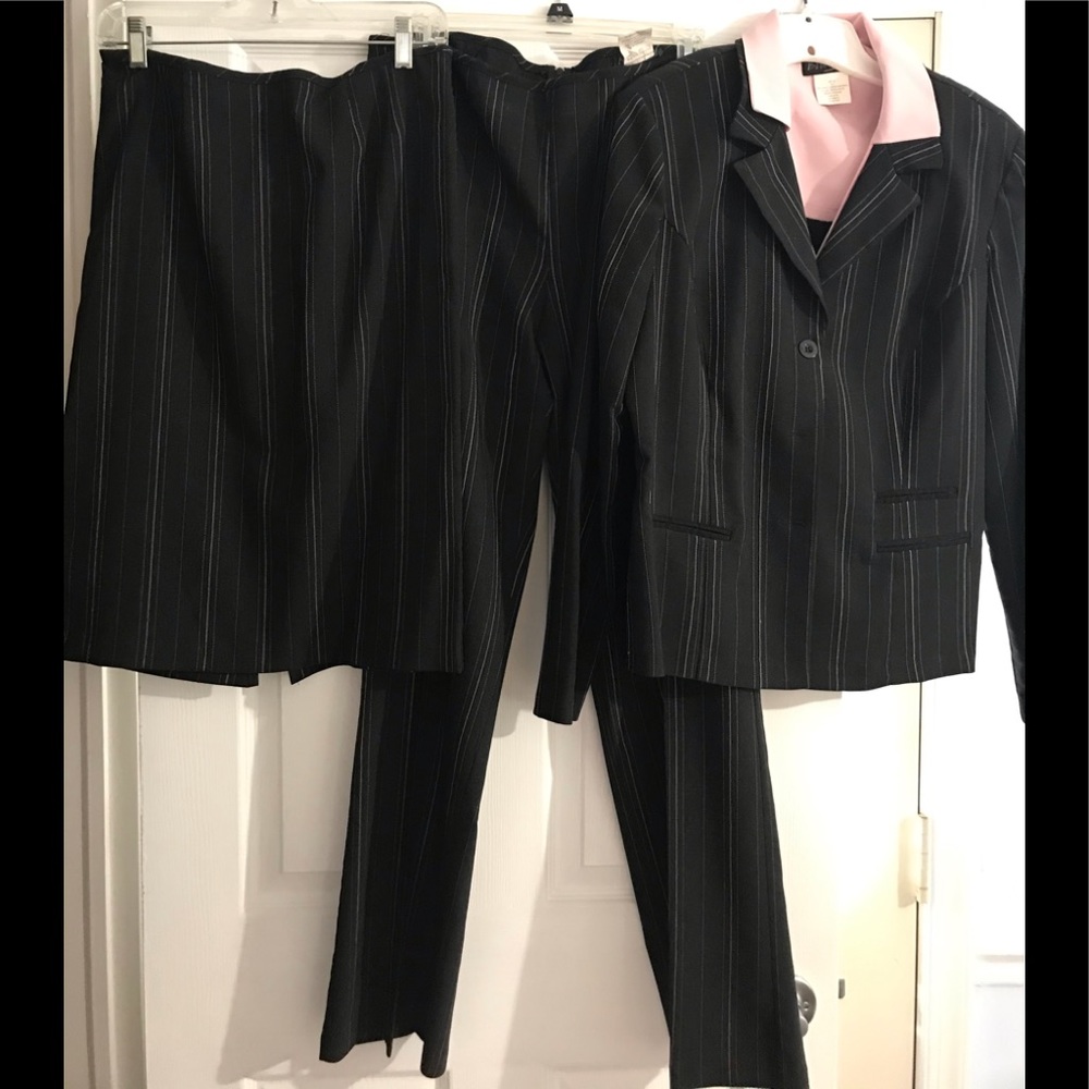 Women’s three-piece skirt suit - Picture 1 of 10